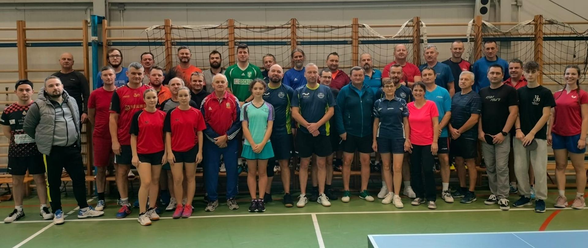 Uczestnicy turnieju. Na wspólnej fotografii zawodnicy obu płci w różnym wieku.