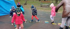 Dzieci w trakcie zajęć ruchowych na placu zabaw