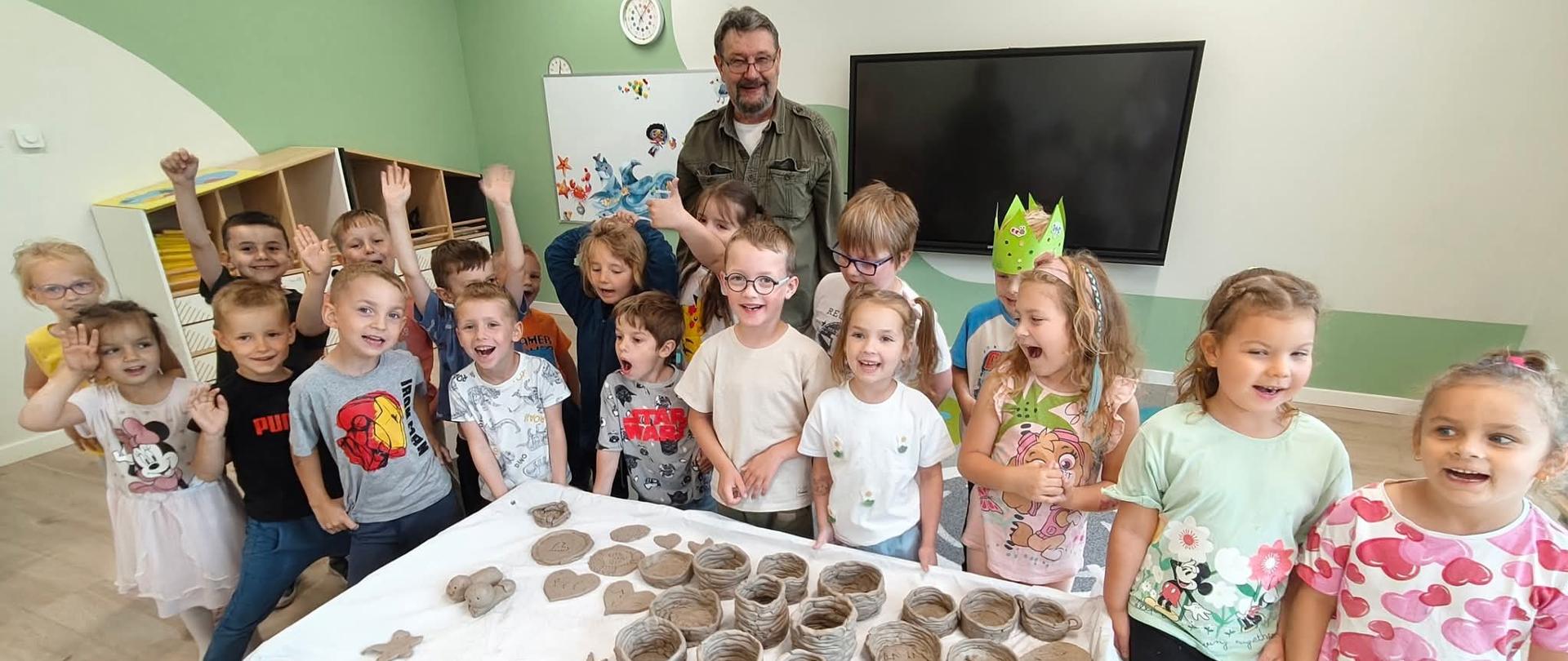 Zdjęcie grupowe przedszkolaków