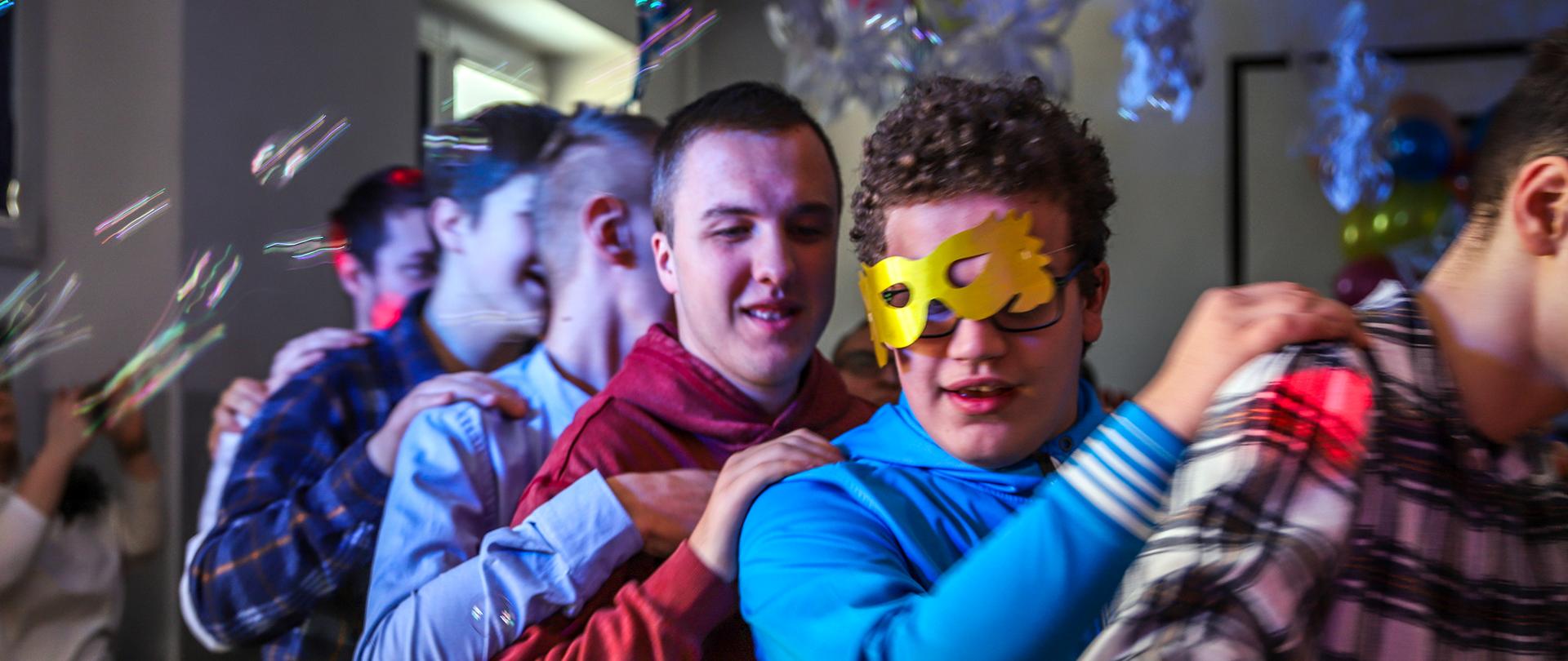 Na zdjęciu znajdują się uczniowie w trakcie zabawy karnawałowej. 