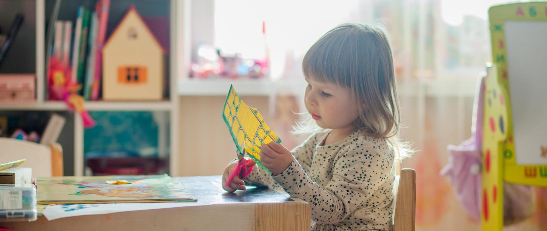 grafika przedstawia dziecko w szkole