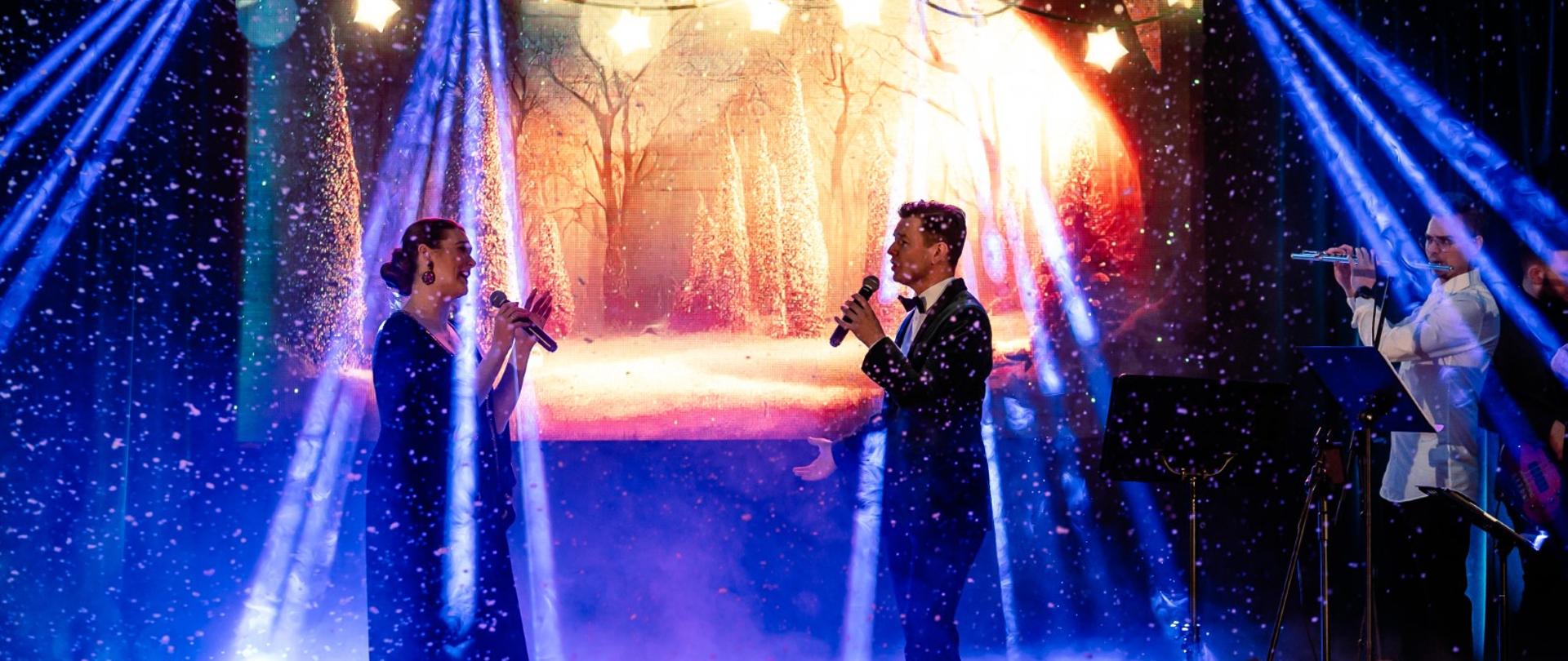 Na zdjęciu widzimy duet młodych śpiewaków
