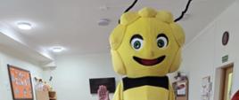 Pszczółka Maja w przedszkolu - pozuje do zdjęcia z dziećmi