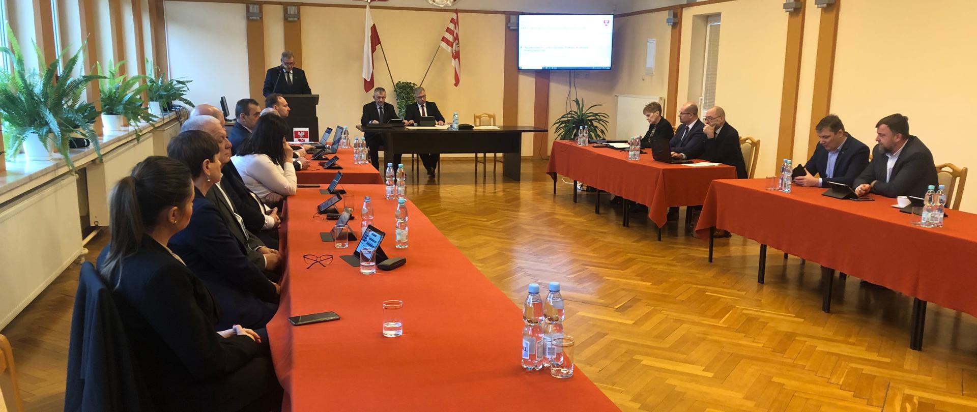 Starosta Sławomir Jerzy Snarski przedstawia radnym rady powiatu projekt budżetu powiatu na 2023 rok