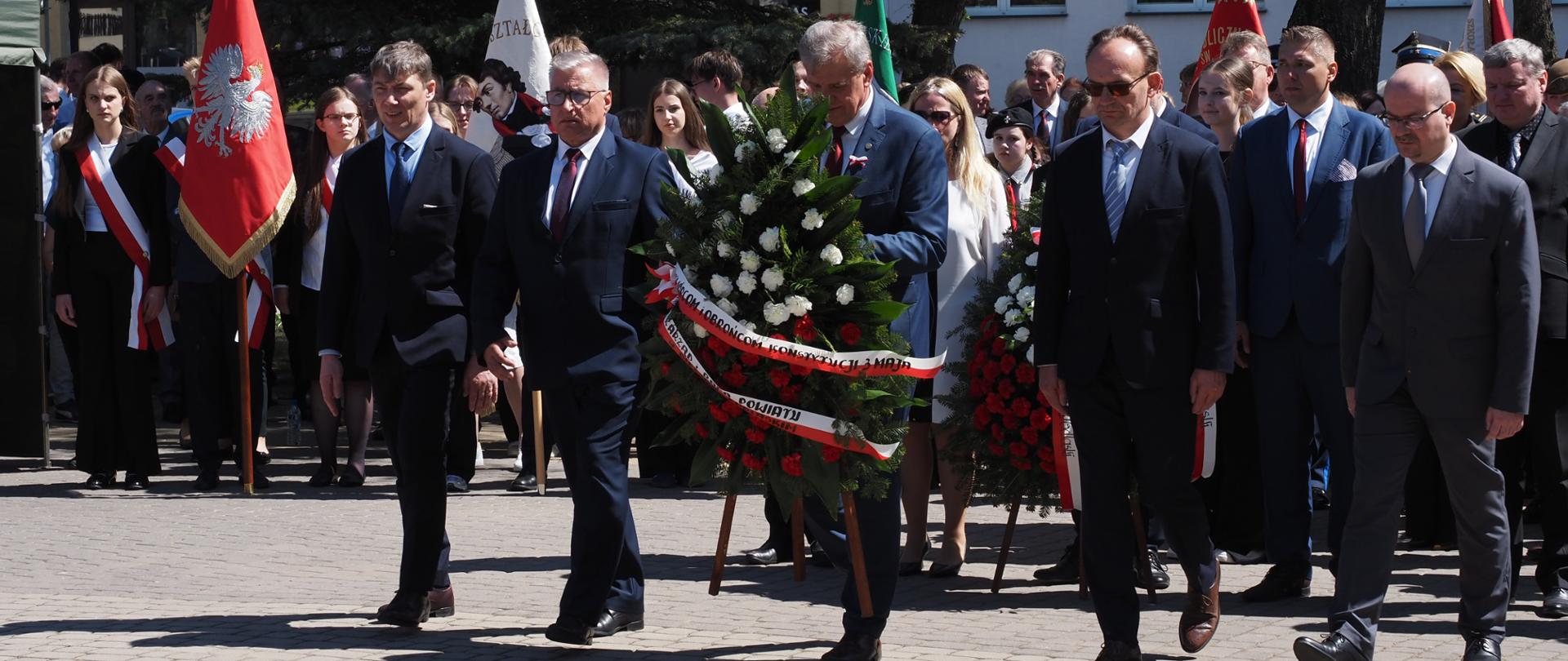 W uroczystości Święta Narodowego 3 Maja wzieli udział przedstawiciele władz Powiatu Bielskiego: starosta Sławomir Jerzy Snarski, wicestarosta Piotr Bożko, członek zarządu powiatu Maciej Bobel, przewodniczący rady powiatu Andrzej Leszczyński oraz sekretarz powiatu Marek Martyniuk