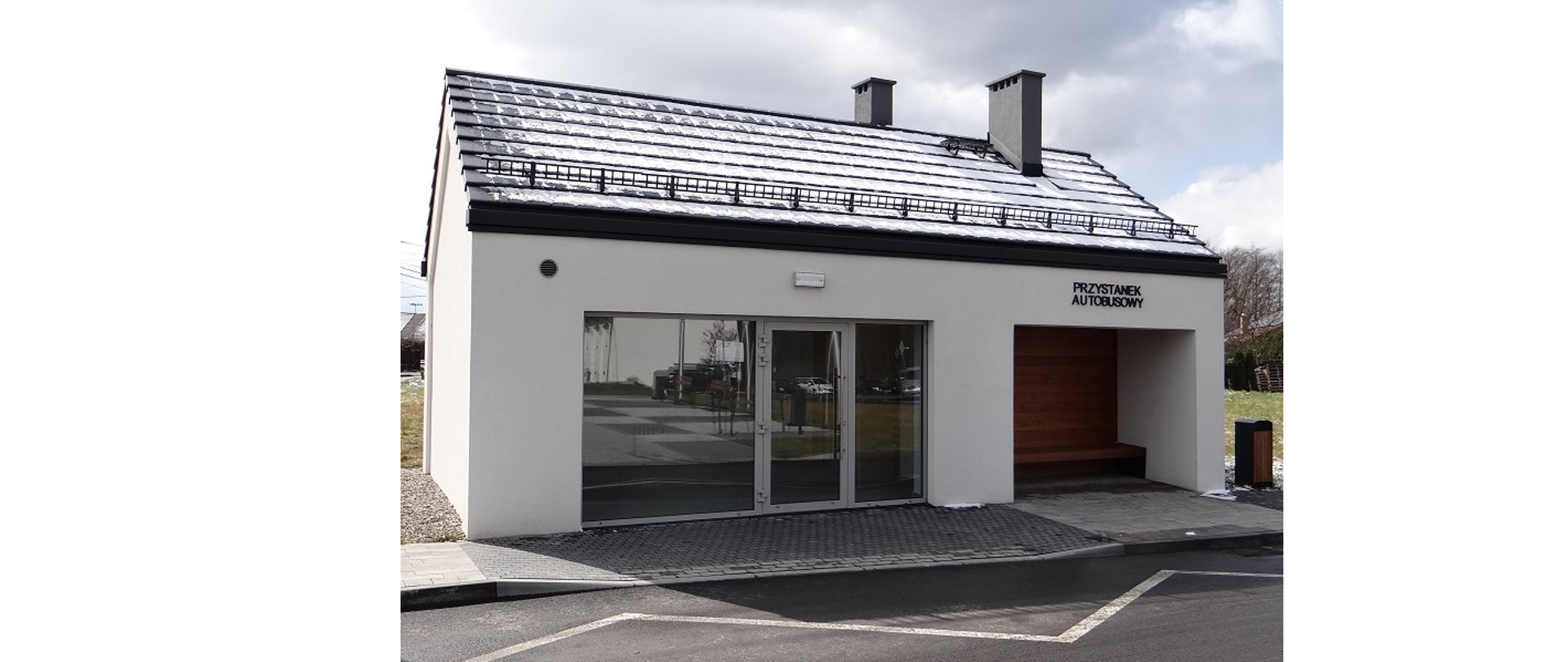 Budynek handlowo-usługowy w Hażlachu. Na zdjęciu parterowy obiekt budowlany w centrum Hażlacha