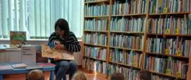 Dzieci uczestniczące w zajęciach z bibliotekarką