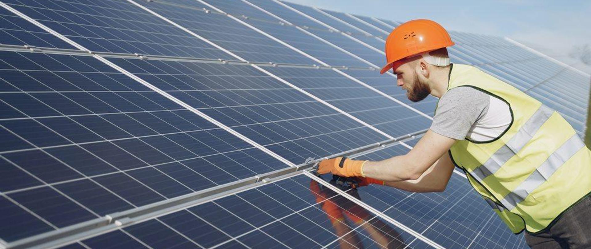 OZE, czyli Odnawialne Źródła Energii. Montaż panelu fotowoltaicznego