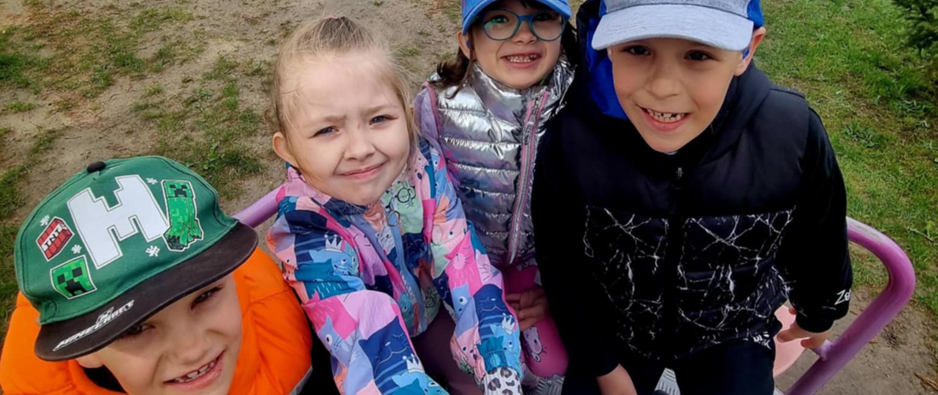 Przedszkolaki pozują do zdjęcia