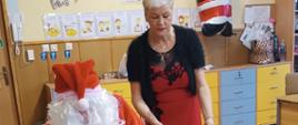 Mikołajki w przedszkolu - Mikołaj rozdaje dzieciom prezenty