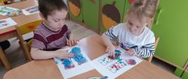W trakcie zajęć artystycznych - dzieci kolorują kolorowanki przedstawiające skarpety
