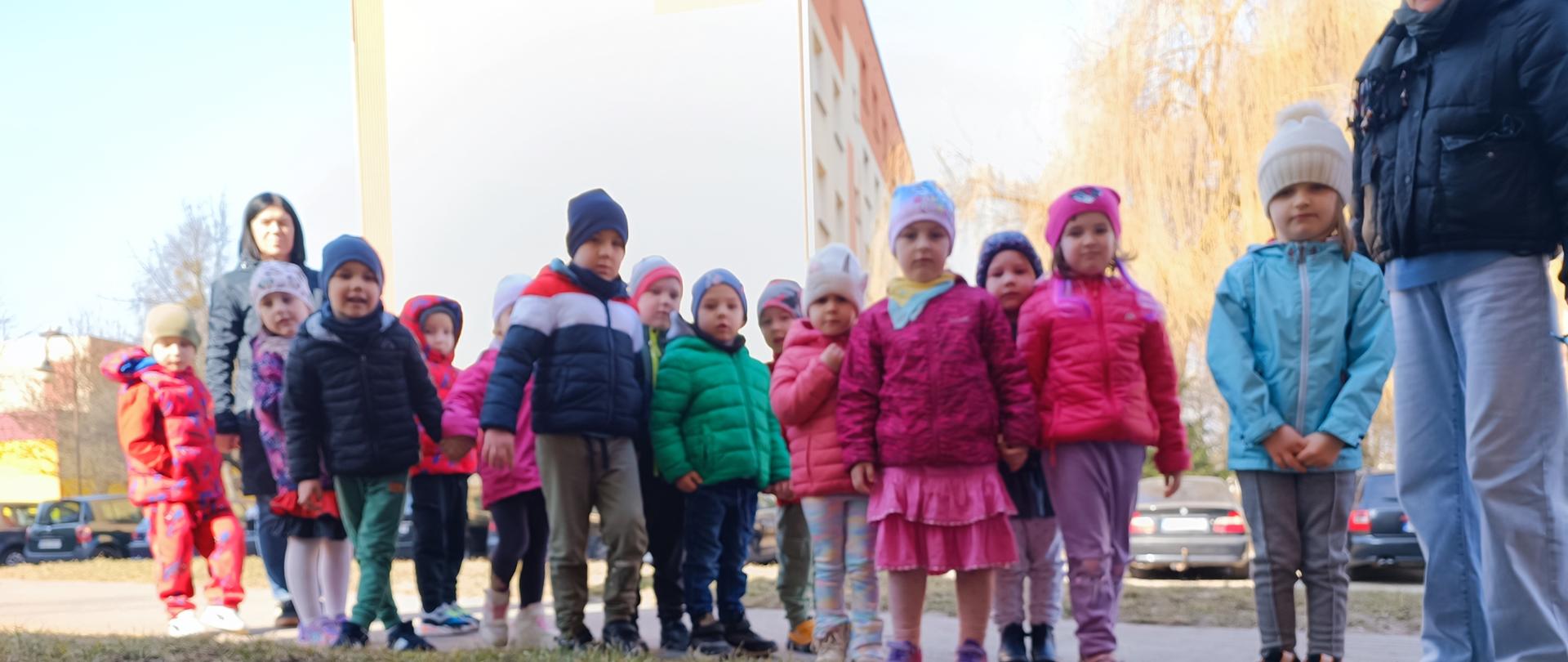 Dzieci podziwiają przebiśniegi