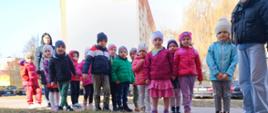 Dzieci podziwiają przebiśniegi