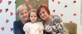 Dziewczyna pozuje do zdjęcia ze sowimi krewnymi