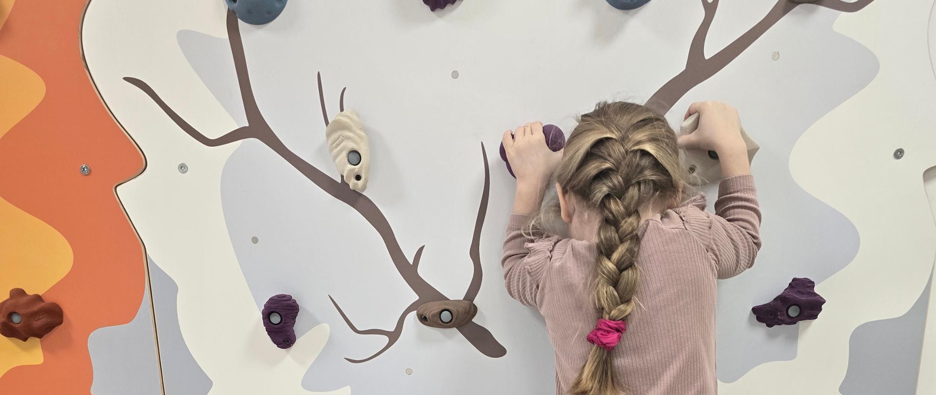 Dzieci w trakcie zajęć ruchowych