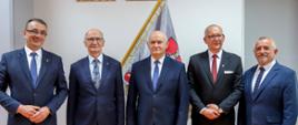 Na zdjęciu pięciu Członków Zarządu pozujących do pamiątkowego zdjęcia na tle sztandaru Powiatu Kraśnickiego.