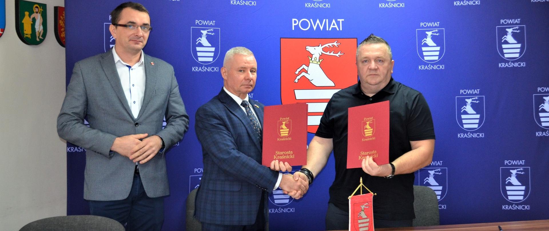 Na zdjęciu od lewej: wicestarosta Paweł Kudrel, starosta Andrzej Rolla oraz prezes Andrzej Boras.