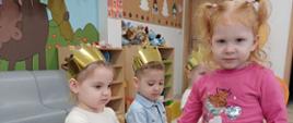 Troje dzieci pozuje do zdjęcia