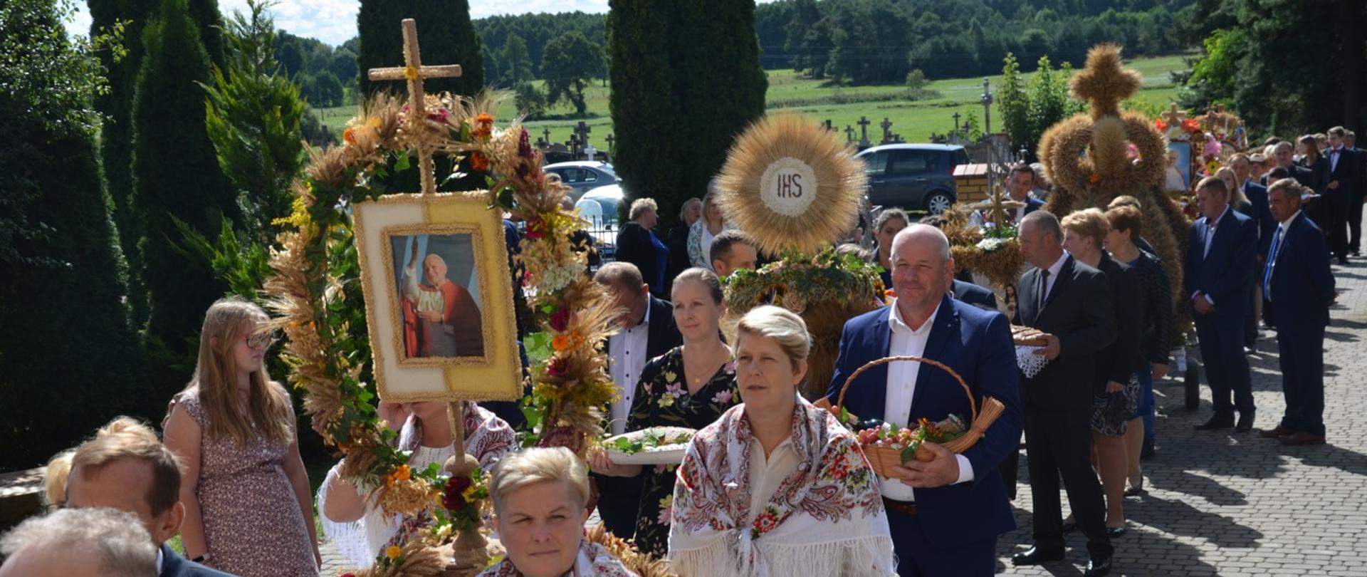 Dożynki w gminie Brańsk – procesja z wieńcami w Klichach