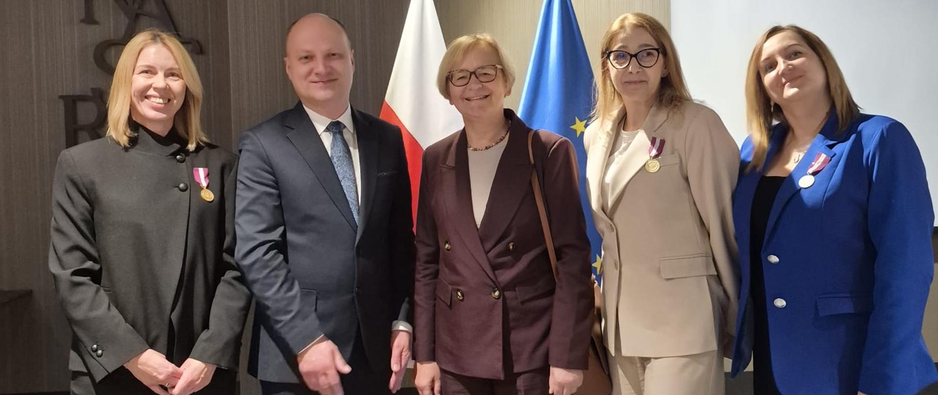 Pracownicy Powiatowego Urzędu Pracy w Bielsku Podlaskim uhonorowani złotymi i srebrnym medalami za długoletnią służbę