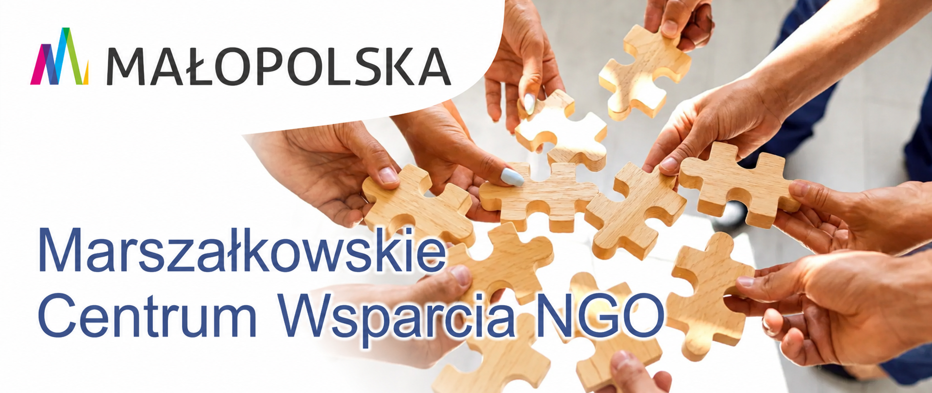 Dłonie kilku osób układają drewniane puzzle.