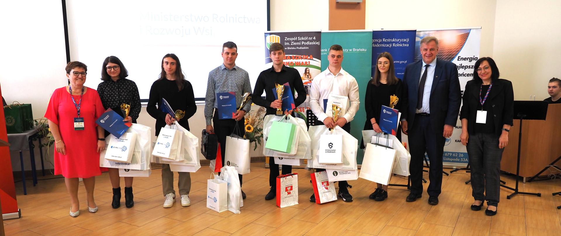 Starosta bielski Sławomir Jerzy Snarski z grupą finalistów i laureatów eliminacji okręgowych XLVII edycji Olimpiady Wiedzy i Umiejętności Rolniczych