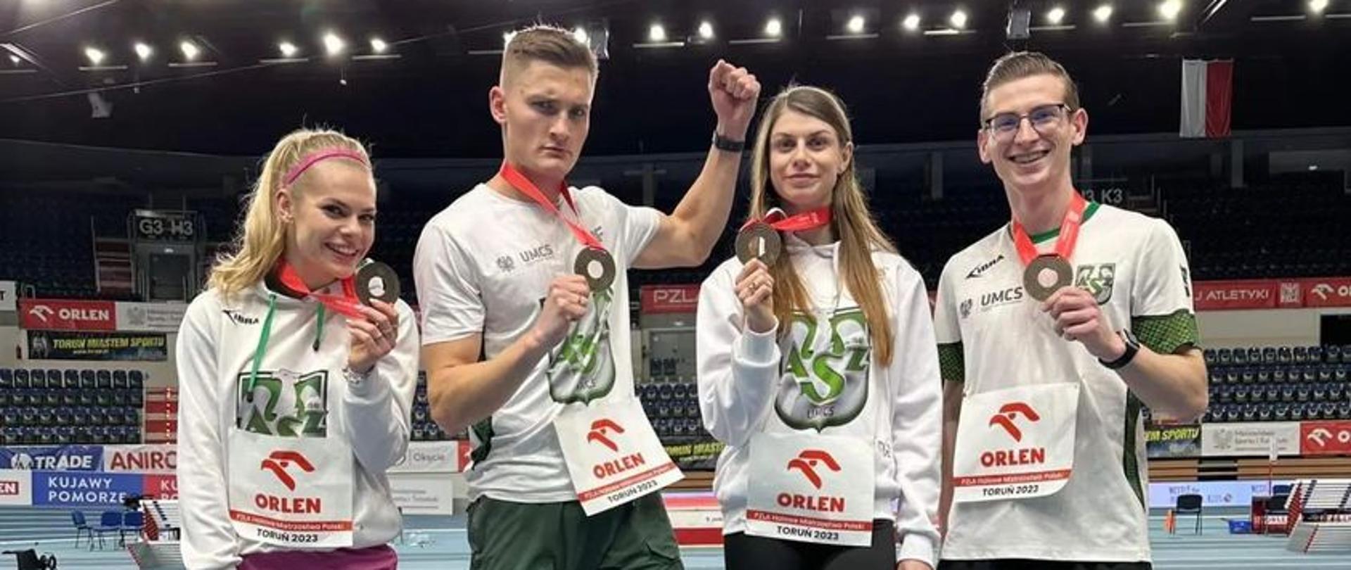 Sztafeta 4 x 400 m Mix na pierwszym stopniu podium. Trzecia od lewej: Alicja Wrona-Kutrzepa
