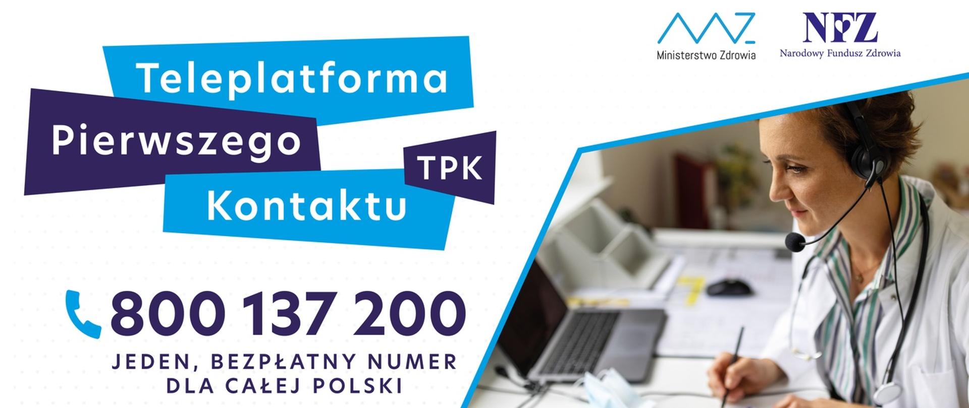 Baner reklamowy - numer telefonu do TPK, logo Ministerstwa Zdrowia i Narodowego Funduszu Zdrowia. Po prawej fotografia lekarki siedzącej w białym kitlu przy biurku. Na szyi ma stetoskop, na głowie zestaw słuchawkowy. Notuje coś na karteczce. Na białym blacie biurka znajdują się laptopy i jednorazowa maseczka.