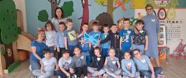 Dzieci prezentują efekty warsztatów - papierowego motyla