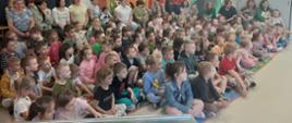 Dzieci oglądające spektakl