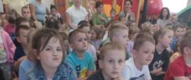 Dzieci oglądające spektakl