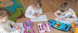 Dzieci kolorują kolorowanki z motywem Dnia Kolorowej skarpetki