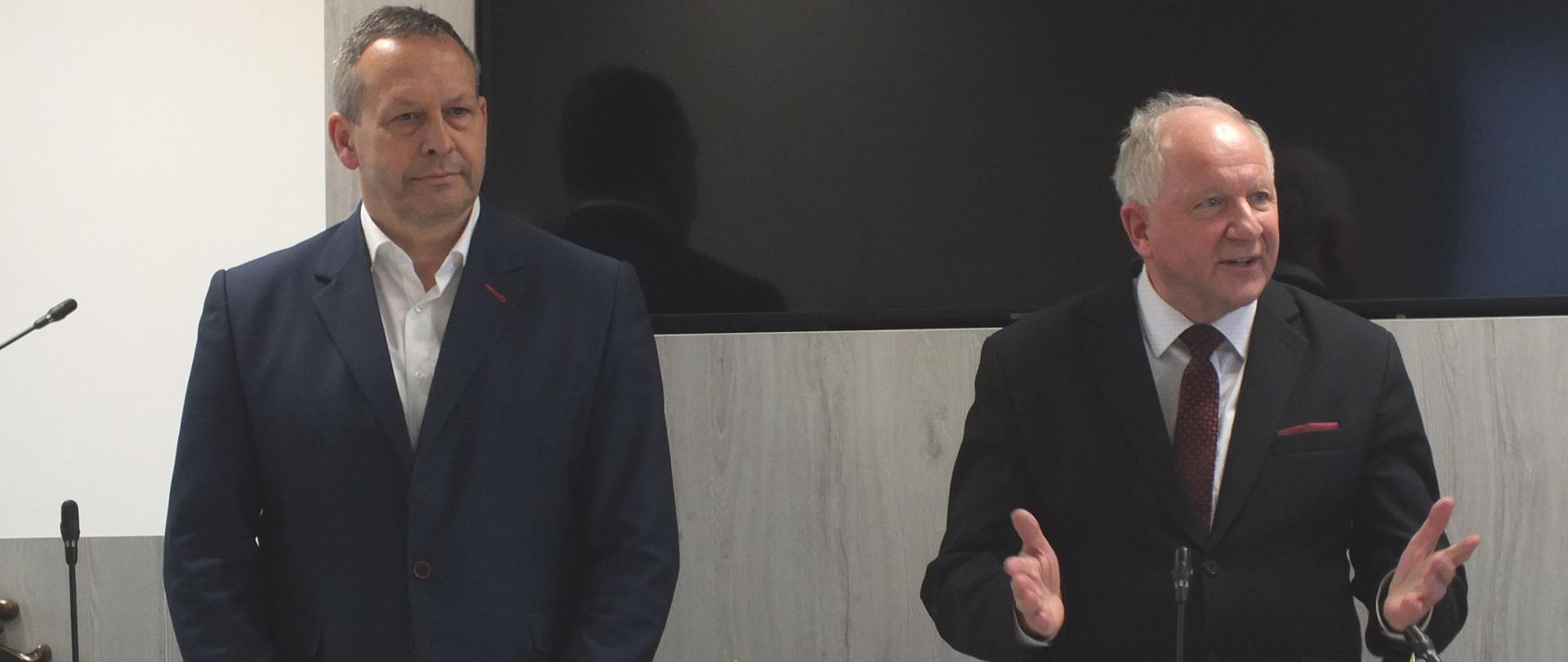 Stoją Burmistrz Lewoczy i Kalwarii Zebrzydowskiej 