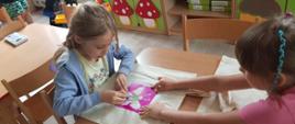 Dzieci w trakcie zabawy w przedszkolu - malowanie toreb