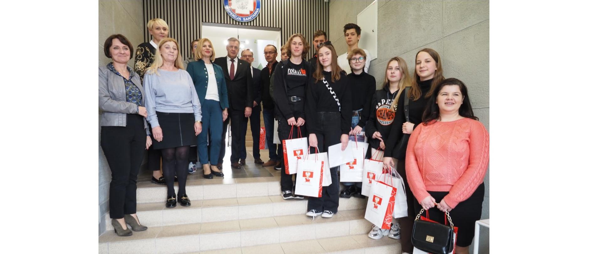 Starostowie, pracownicy powiatowej stacji sanitarno-epidemiologicznej, opiekunowie i młodzież uczestnicząca w olimpiadzie wiedzy o HIV i AIDS