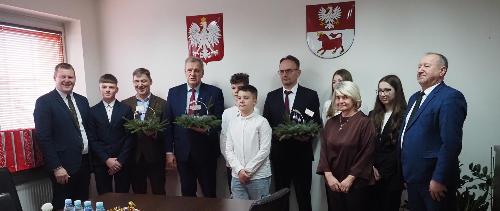 Przedstawiciele Młodzieżowej Rady Gminy Wyszki z kolędą w Starostwie Powiatowym w Bielsku Podlaskim