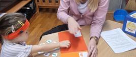 Nauczycielka i dziecko w trakcie zajęć