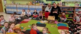 Zajęcia w grupie Jeżyków - dzieci nauczycielki pozują do zdjęcia