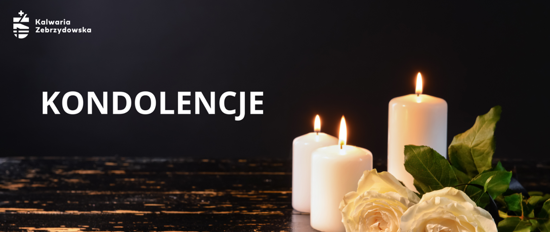 Na zdjęciu widać trzy białe świeczki i dwie białe róże i duży napis kondolencje