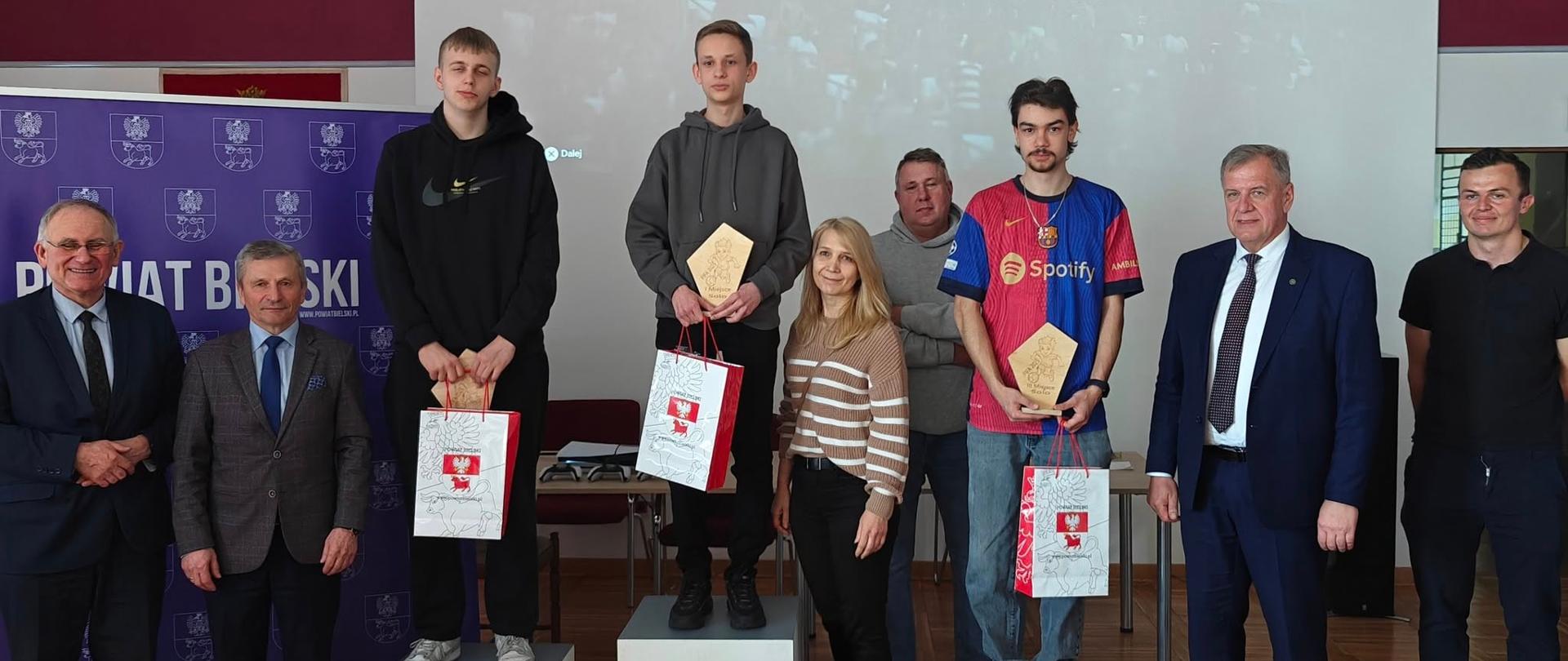 Zwycięzcy turnieju E-Sportu w grze EA Sports FC 25 wraz ze starostą bielskim Sławomirem Jerzym Snarskim i in.