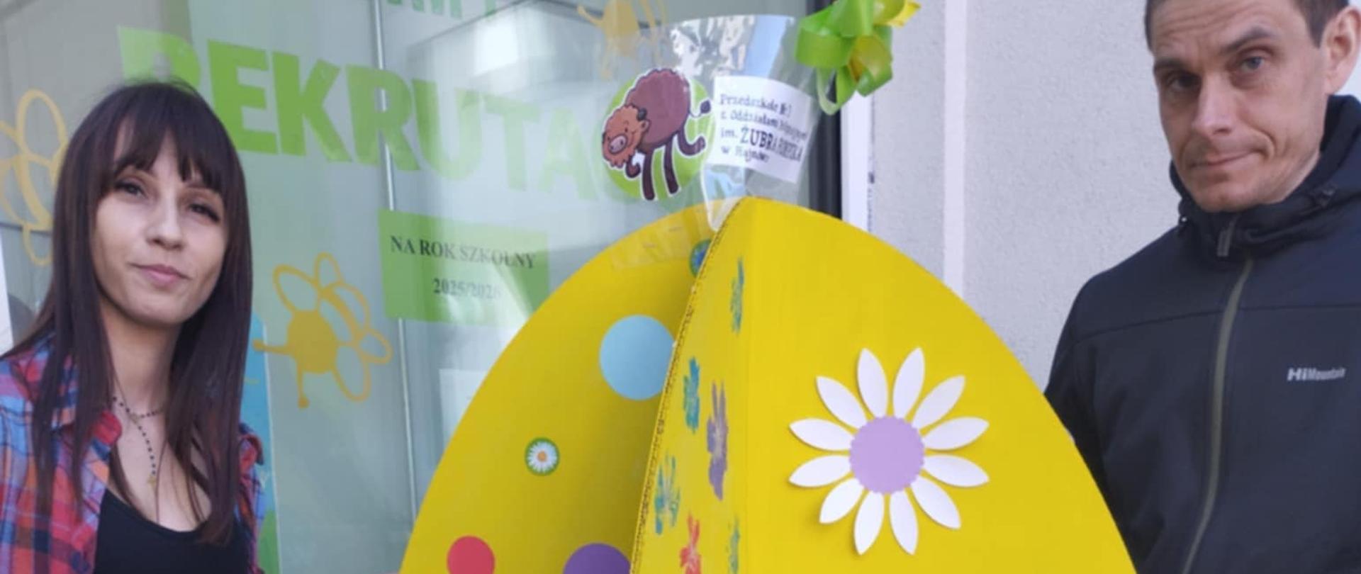 Pracownicy Urzędu Miasta pozują przy wielkanocnym jajku