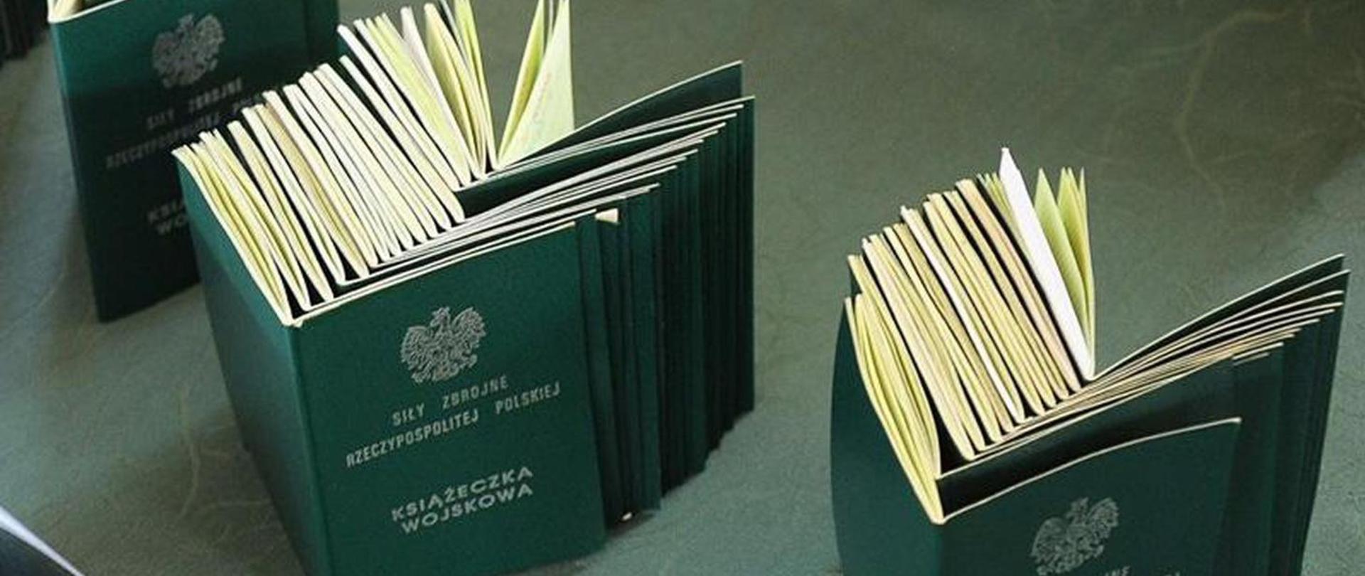 grafika przedstawia książeczki wojskowe