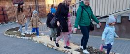 Wspólne zabawy na powietrzu - pokonujemy sensoryczny tor przeszkód