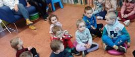 Dzieci uczestniczące w zajęciach z bibliotekarką