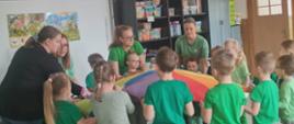 Zajęcia z dziećmi -grupa trzyma kolorową płachtę