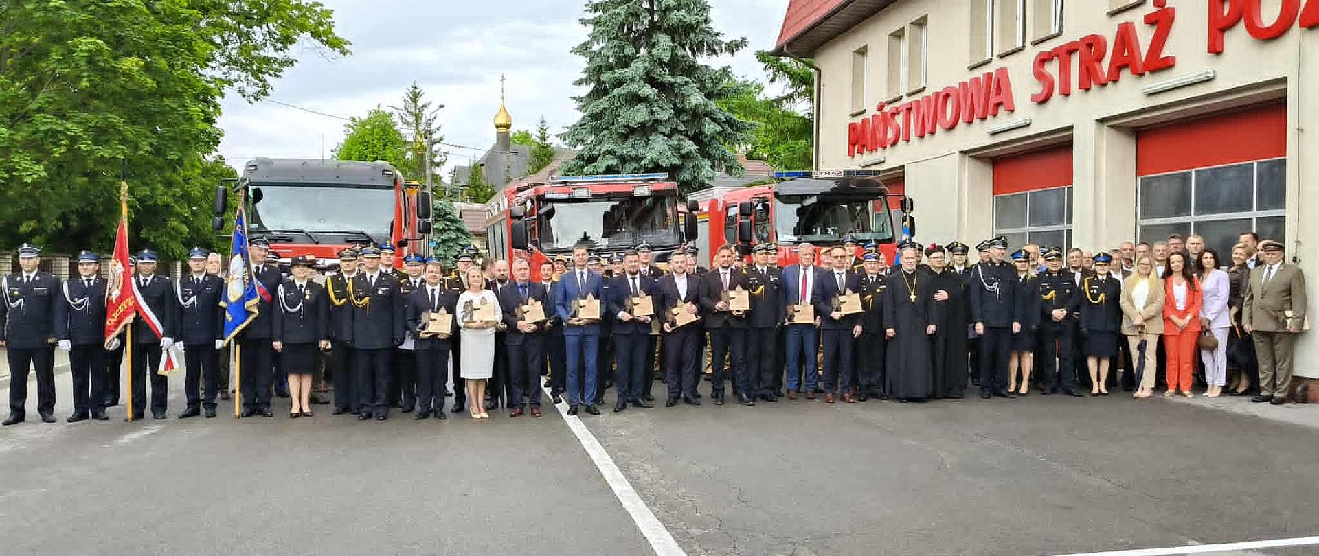 Uczestnicy powiatowych uroczystości Dnia Strażaka i jubileuszu 75-lecie zawodowej Straży Pożarnej w Bielsku Podlaskim