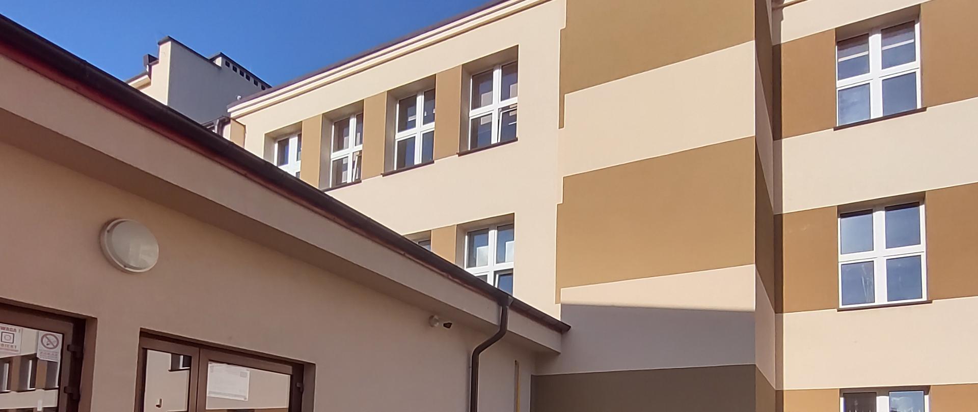 Winda osobowa od dziedzińca Zespołu Szkół Nr 2 w Kraśniku.