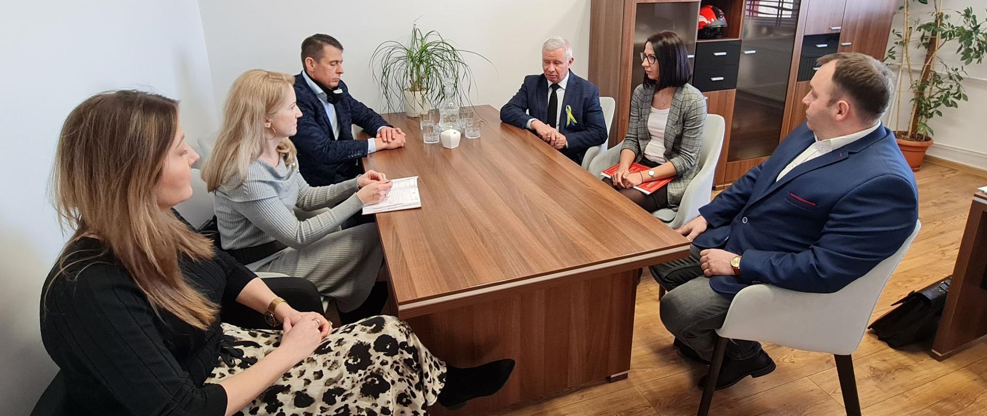 Na zdjęciu delegacja władz powiatu oraz komendy państwowej straży pożarnej.