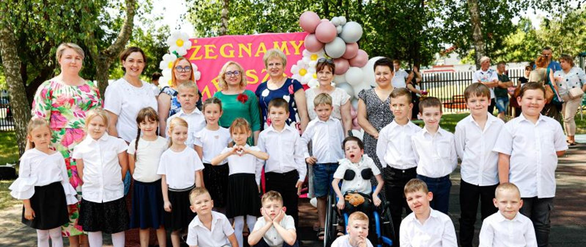 Grupa Jeży pozuje do zdjęcia wraz z nauczycielkami i Dyrekcją