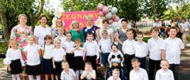 Grupa Jeży pozuje do zdjęcia wraz z nauczycielkami i Dyrekcją